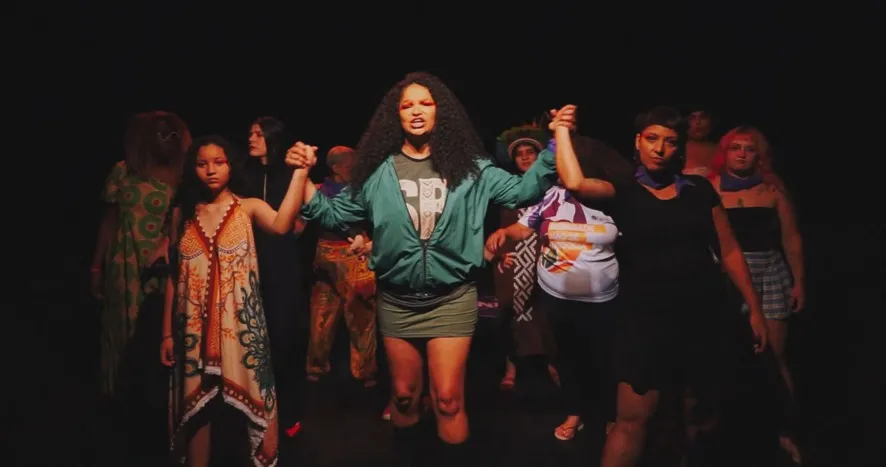 SANDRA BRAIDS E IZABELA LIMA LANÇAM CLIPE COMO MANIFESTO PELO FIM DA VIOLÊNCIA CONTRA AS MULHERES